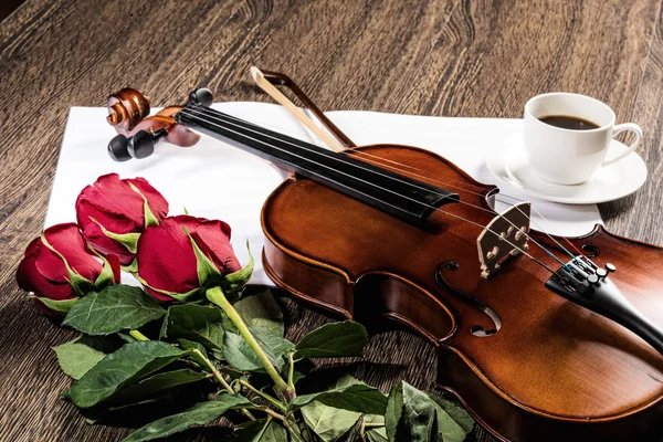 Violino, rosa, café e livros de música — Fotografia de Stock