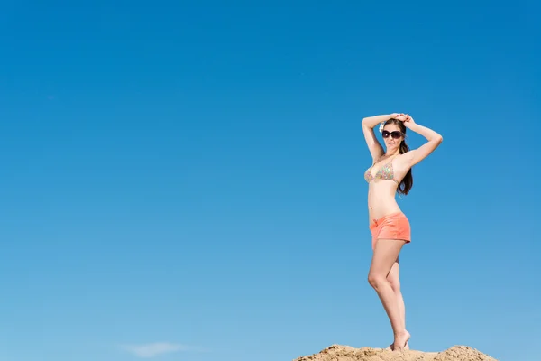 Mulher bonita abriu os braços — Fotografia de Stock