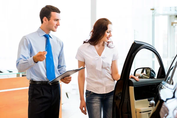 Consultant in the showroom and the buyer — Stock Photo, Image