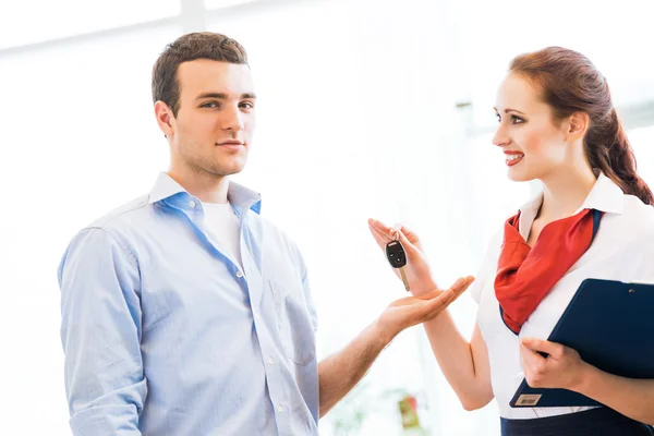 Consultor en el showroom y el comprador — Foto de Stock