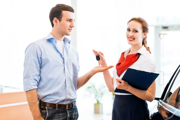 Consultor en el showroom y el comprador — Foto de Stock