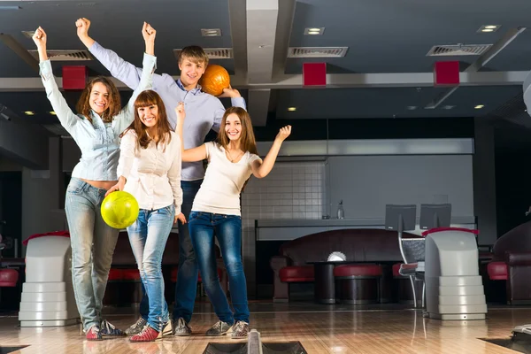 Grupper av unge venner som spiller bowling – stockfoto