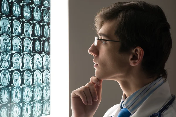 Doctor masculino mirando la imagen de rayos X — Foto de Stock