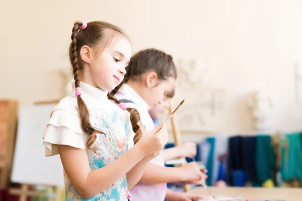 Ragazza a una lezione di disegno — Foto Stock