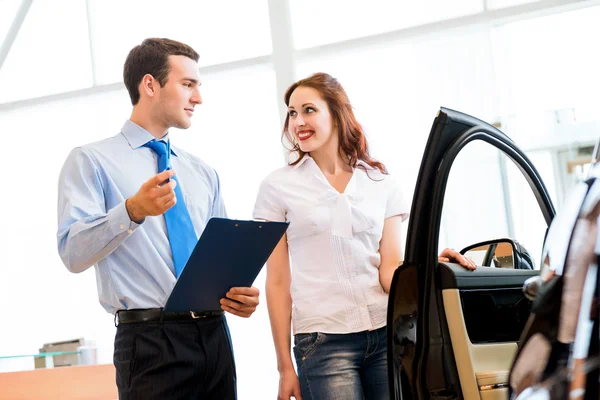 Consultant in the showroom and the buyer — Stock Photo, Image