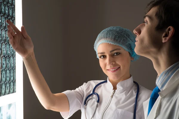 Medicinska kollegor ger nära röntgenbilden — Stockfoto