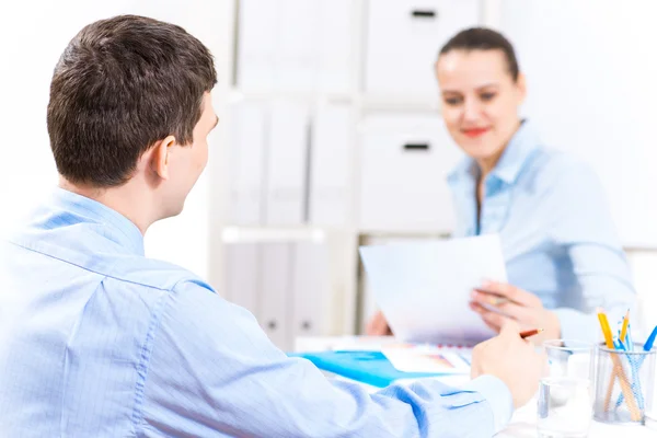 Zakenman praten met een collega — Stockfoto