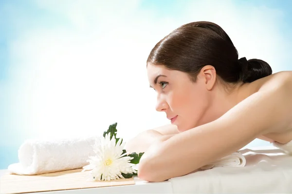 Beautiful spa woman lying on the couch — Stock Photo, Image