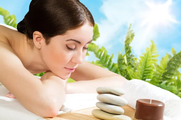 Bella donna spa sdraiata sul divano — Foto Stock