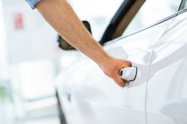 adam yeni bir araba için kapıyı açar