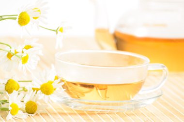 Bitkisel papatya çayı ile çay fincanı