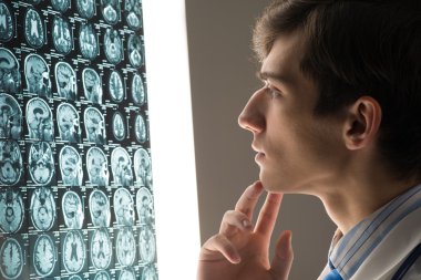 erkek Doktor Röntgen görüntü olarak arıyor