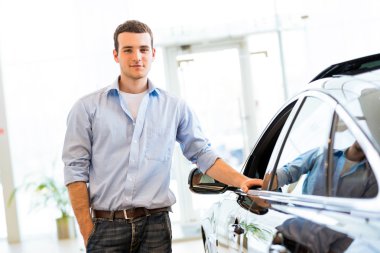 bir arabanın yakınında duran adam