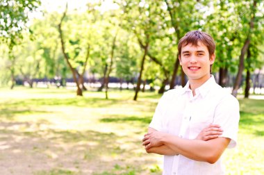 Park önünde adam portresi