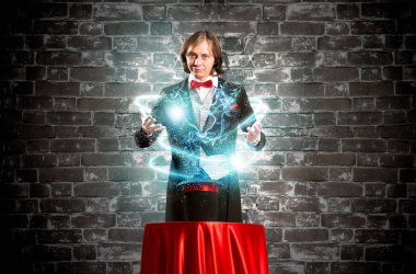 Magician sihirli şapkadan neden olur.
