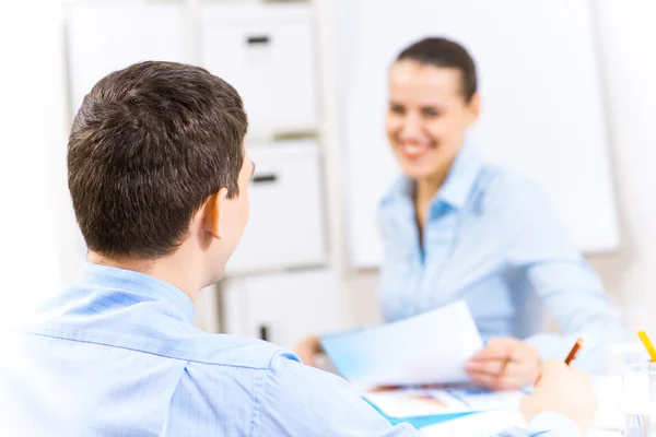 Uomo d'affari che parla con un collega — Foto Stock