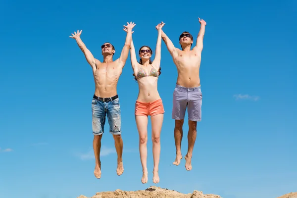 Young friends jumping — Stock Photo, Image