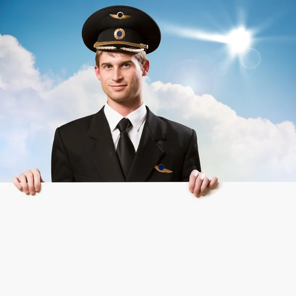 Piloot in de vorm van een leeg reclamebord holding — Stockfoto
