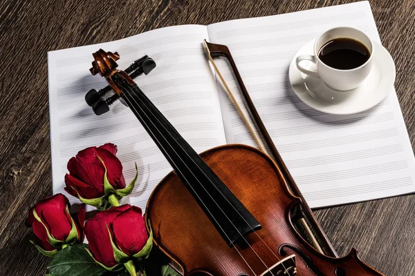 Libros de violín, rosa, café y música — Foto de Stock