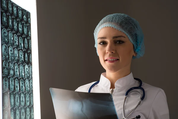 Doctor mirando la radiografía — Foto de Stock