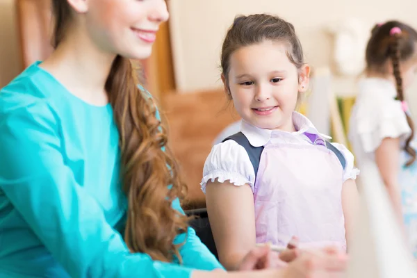 Flicka i skolan — Stockfoto