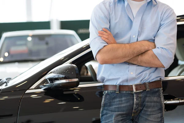 Mann steht neben einem Auto — Stockfoto