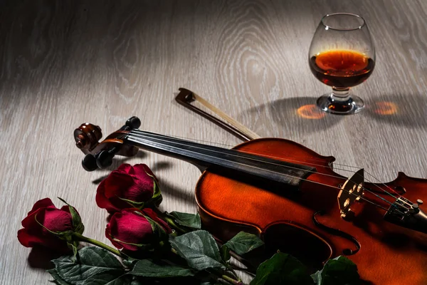 Violino, rosa, taça de champanhe e livros de música — Fotografia de Stock