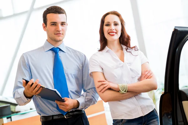 Consultor en el showroom y el comprador — Foto de Stock