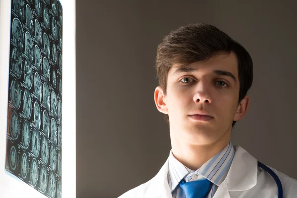 Male doctor looking at the x-ray image — Stock Photo, Image