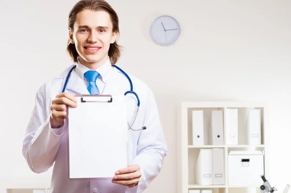 Médico segurando uma área de transferência — Fotografia de Stock