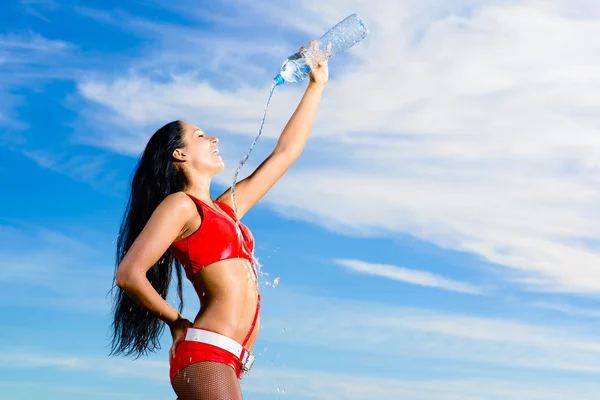 水のボトルを均一な赤のスポーツ少女 — ストック写真