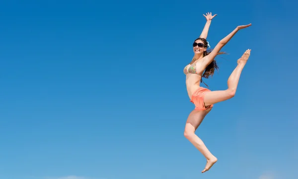 Junge Frau springt — Stockfoto