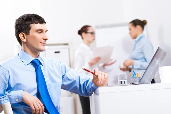 Retrato de un hombre de negocios con camisa azul — Foto de Stock