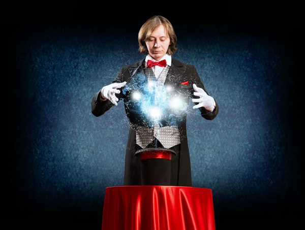 Magician sihirli şapkadan neden olur. — Stok fotoğraf