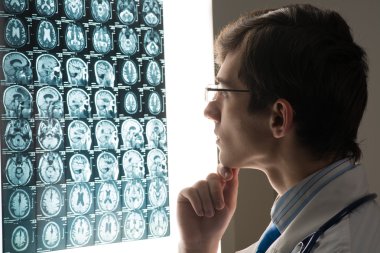 erkek Doktor Röntgen görüntü olarak arıyor