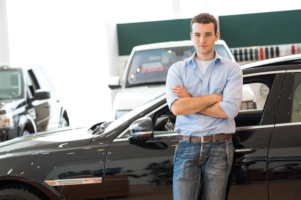 Homme debout près d'une voiture — Photo