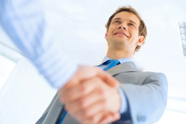 Hombre de negocios estrechando la mano con un colega — Foto de Stock