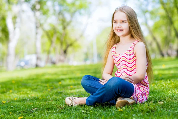 Portret uśmiechający się dziewczyna w parku — Zdjęcie stockowe