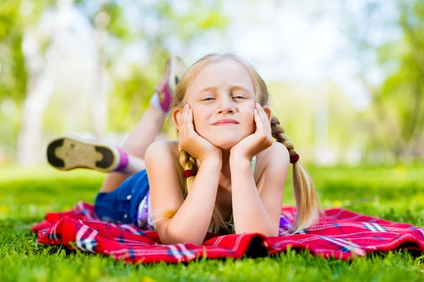 Portrett av en smilende jente i en park – stockfoto