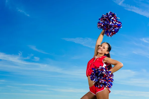 Jonge cheerleader in rood kostuum met pampon — Stockfoto