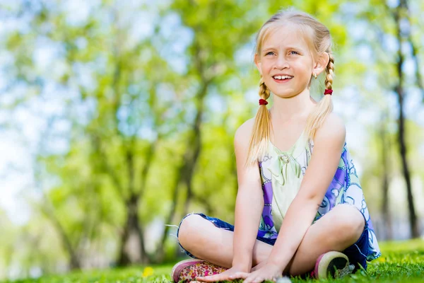 Retrato de uma menina em um parque — Fotografia de Stock