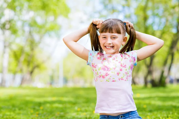 Ritratto di una ragazza in un parco — Foto Stock