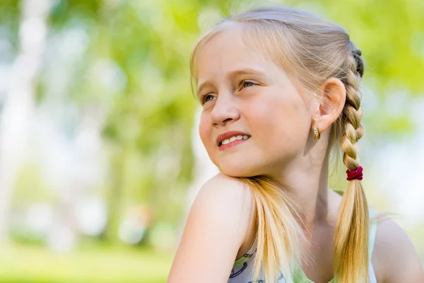 Portret van een glimlachende meisje in een park — Stockfoto