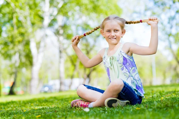 Portret van een meisje in een park — Stockfoto