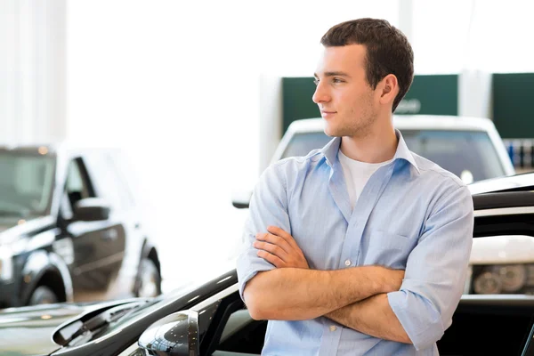 Homme debout près d'une voiture — Photo