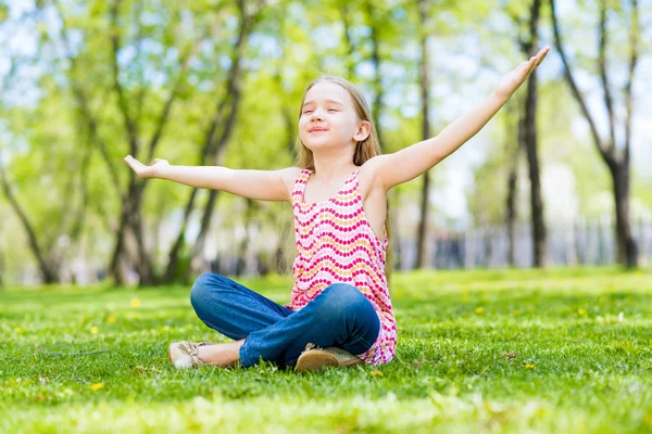 Ritratto di una ragazza in un parco — Foto Stock