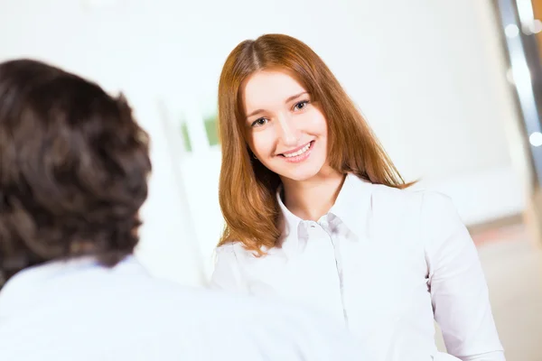 Attractive woman talking with a man — Stock Photo, Image