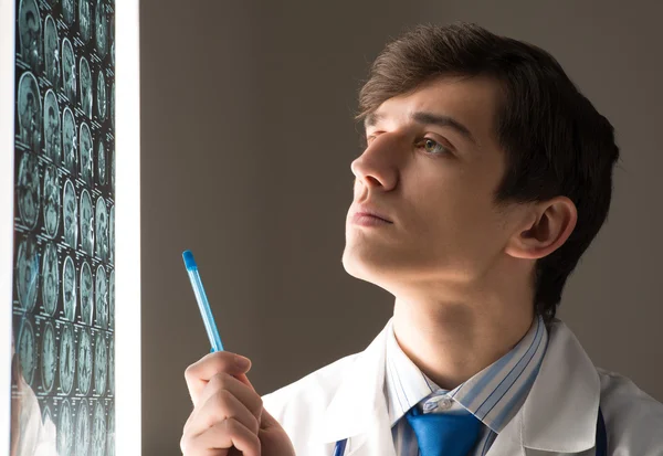 Male doctor looking at the x-ray image — Stock Photo, Image