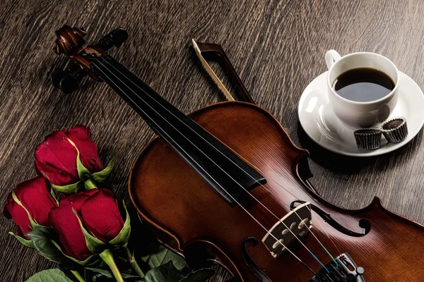 Скрипка, роза, кофейные и музыкальные книги — стоковое фото