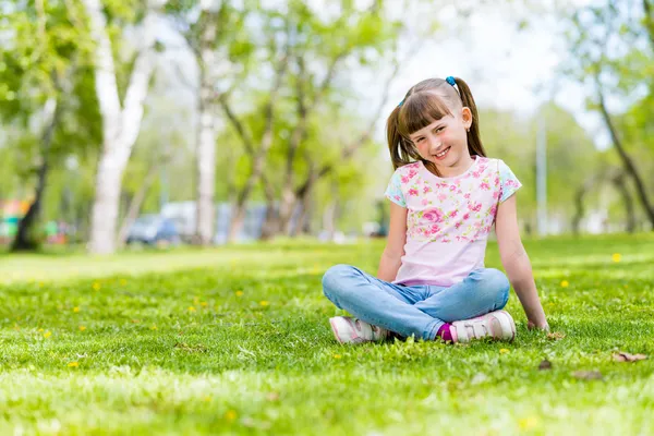 Retrato de uma menina em um parque — Fotografia de Stock